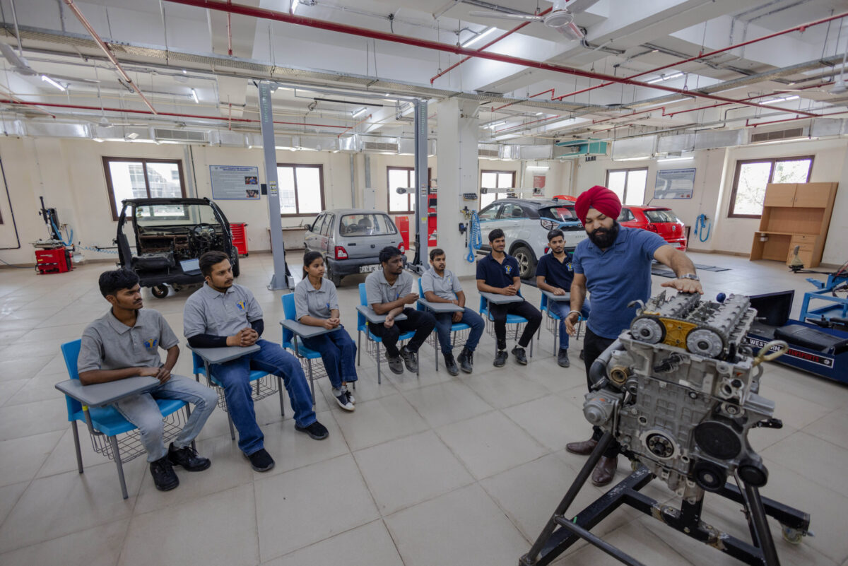 Praxisorientierte Kompetenzentwicklung von Studierenden in einer industriellen Ausbildungsumgebung.