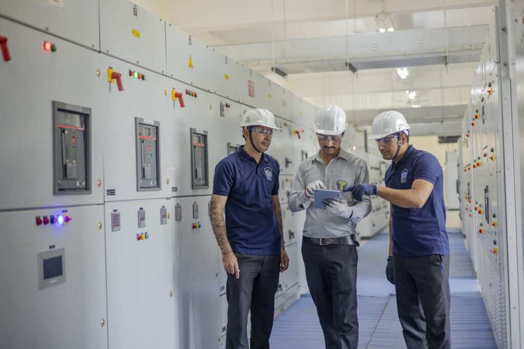 Praxisorientierte Ausbildung von Studierenden mit Ausbilder an industriellen Anlagen zur Entwicklung technischer Kompetenz.