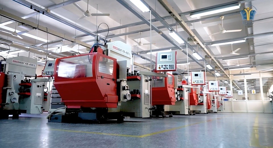 CNC Maschinenpark an der BSDU mit standardisierten industriellen Fertigungssystemen in einer technisch strukturierten Ausbildungsumgebung.
